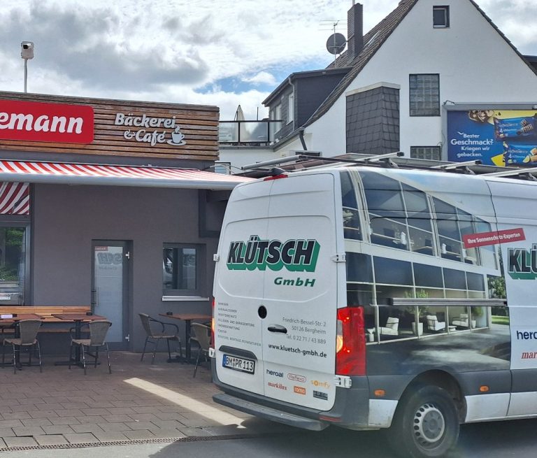 Markiseninstallation für den Kunden "Heinemann" mit  einem Lieferwagen von Klütsch GmbH.
