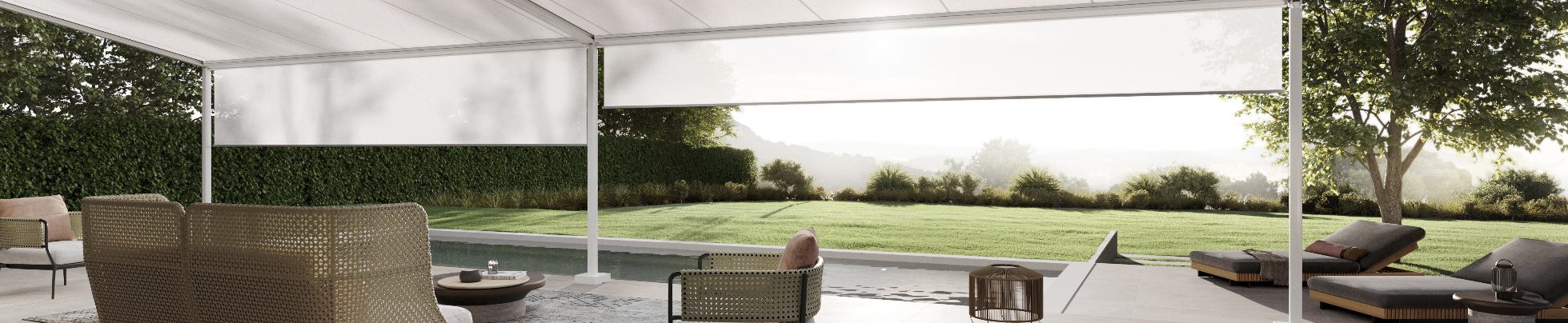 Hauselemente bestehend aus großen Fenstern mit Rollläden nach Maß. 