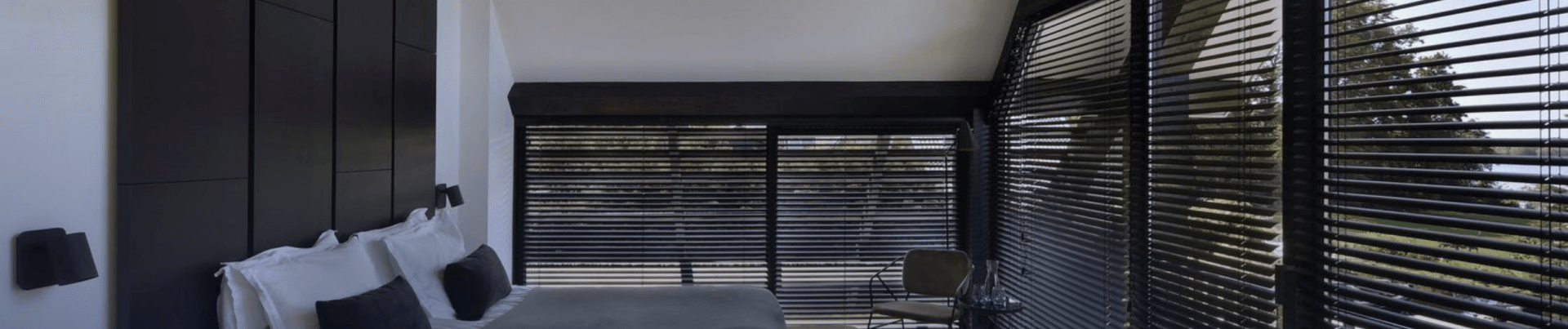 Moderne Innenbeschattung mit großen Fenstern und Verschattungen